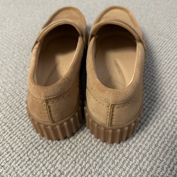 Women’s Size 8 Clarks Suede Torhill Loafers in Tan - Picture 4 of 4